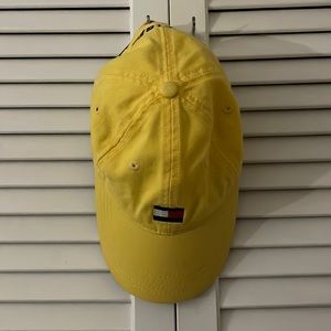 YELLOW TOMMY LOGO CAP